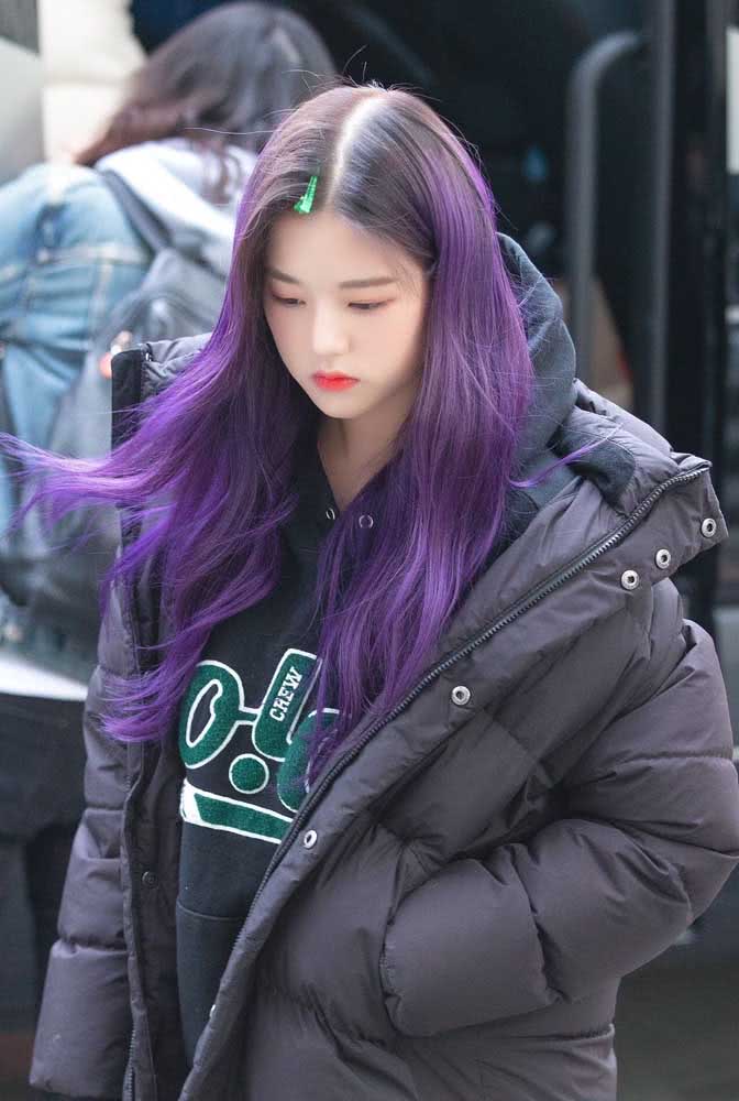 Já aqui, o visual despojado prova que o cabelo roxo é para todas!