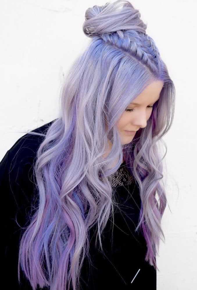 Cabelo roxo azulado