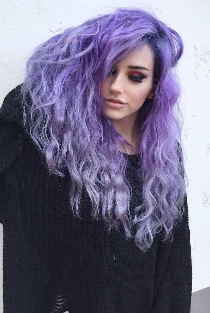 As cacheadas também podem ter cabelo roxo