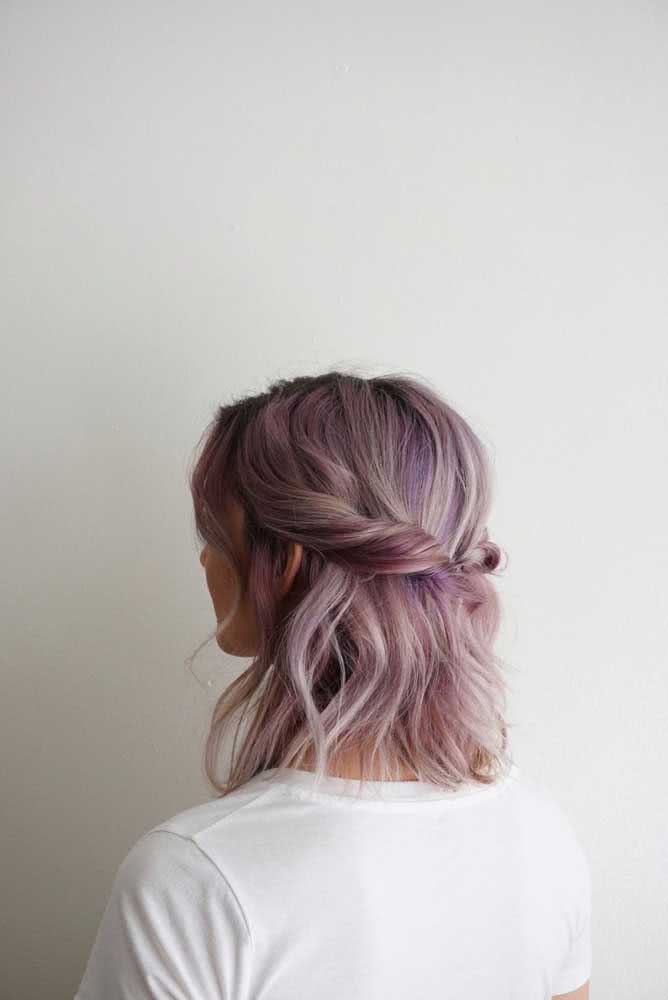 Cabelo loiro com mechas roxas delicadas