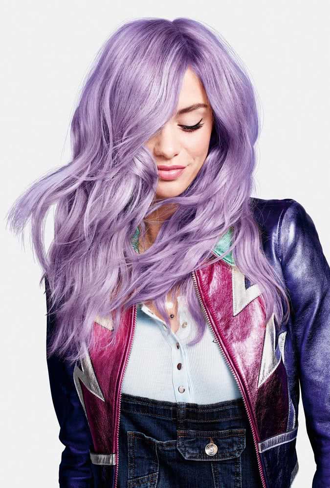 Cabelo roxo para um visual cheio de atitude