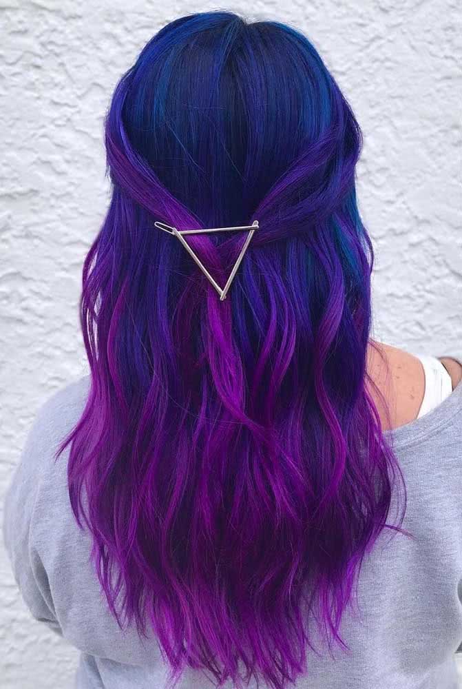 Cabelo roxo e azul escuro em um degrade fantástico 