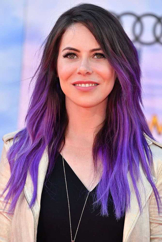 Cabelo roxo nas pontas com degrade suave vindo da raiz