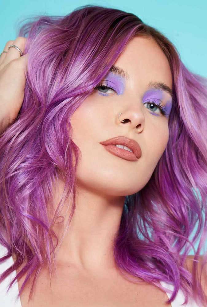 Maquiagem combinando com o cabelo roxo