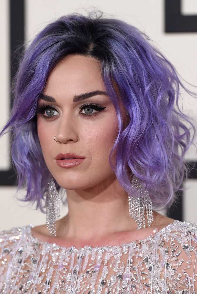 Quanto mais despojado o corte, mais moderno fica o cabelo roxo