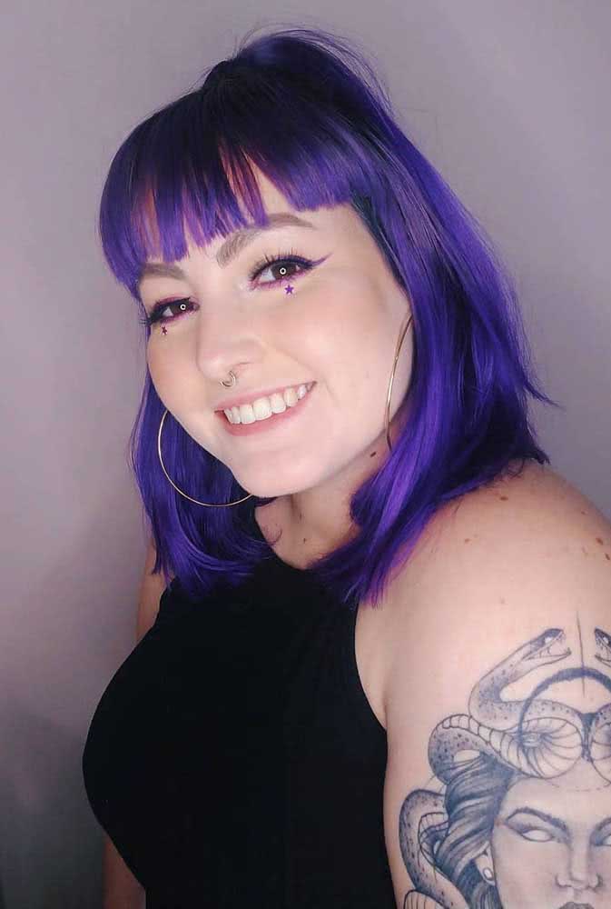 Cabelo roxo, tatuagem e piercing