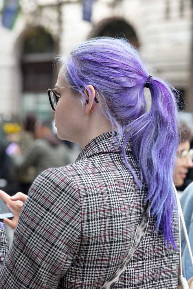 Até um simples rabo de cavalo já fica incrível no cabelo roxo