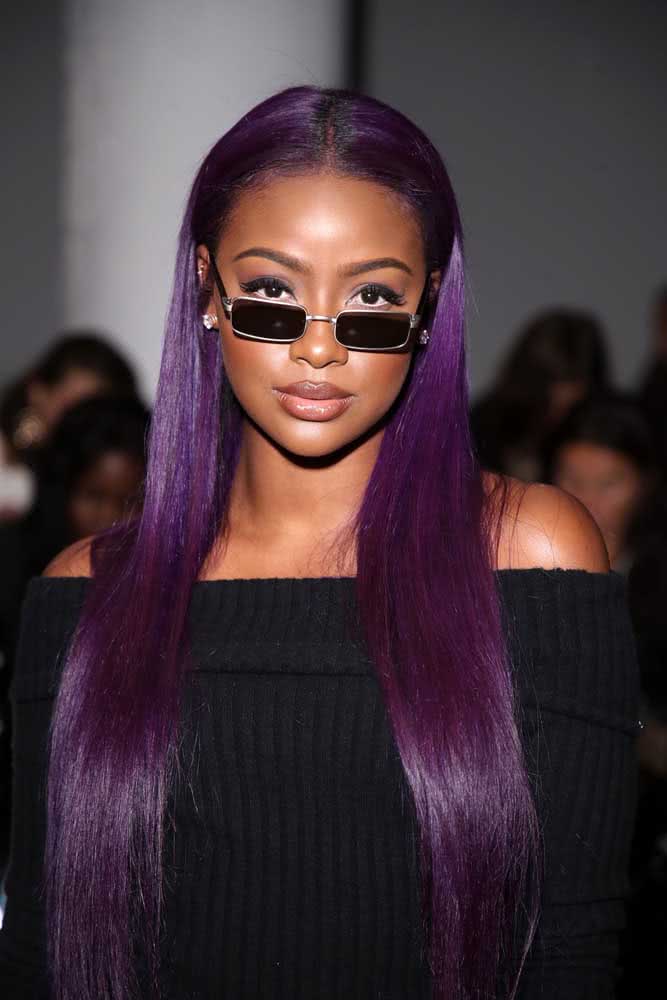 A pele negra confere um charme incrível para o cabelo roxo