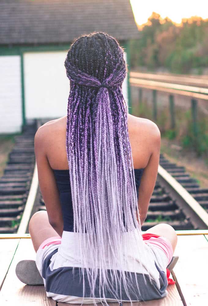 Cabelo afro e roxo para um visual cheio de estilo 