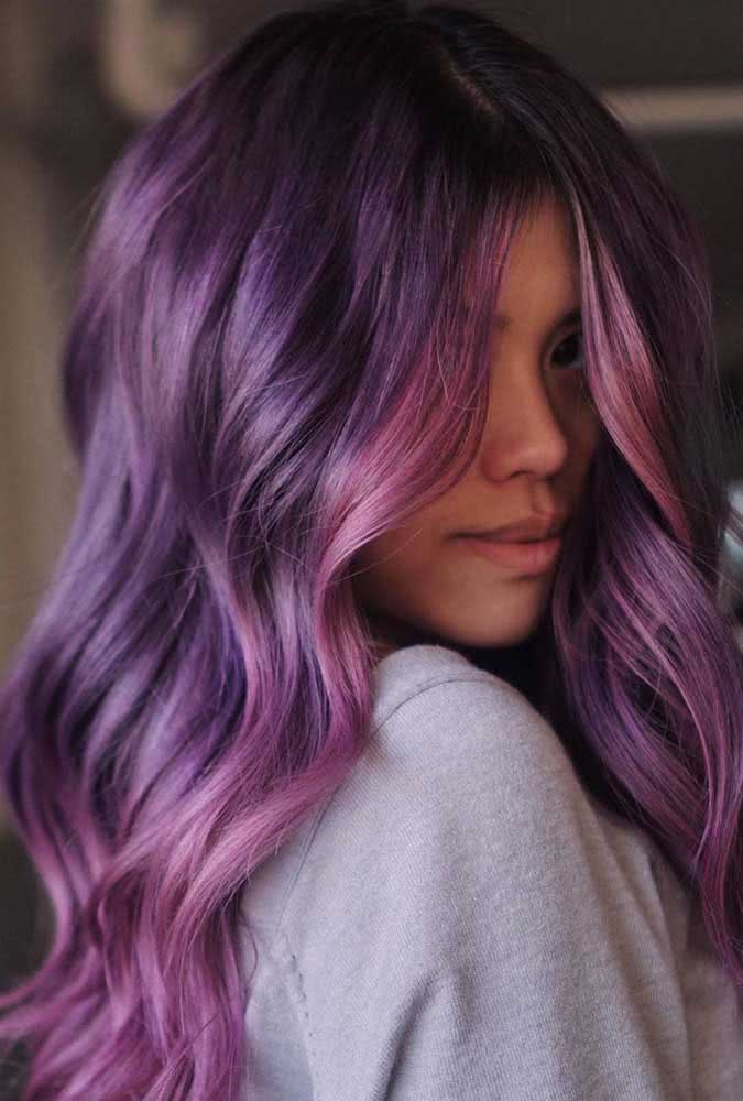 Cabelo roxo com mecha rosa: um detalhe para fechar o visual