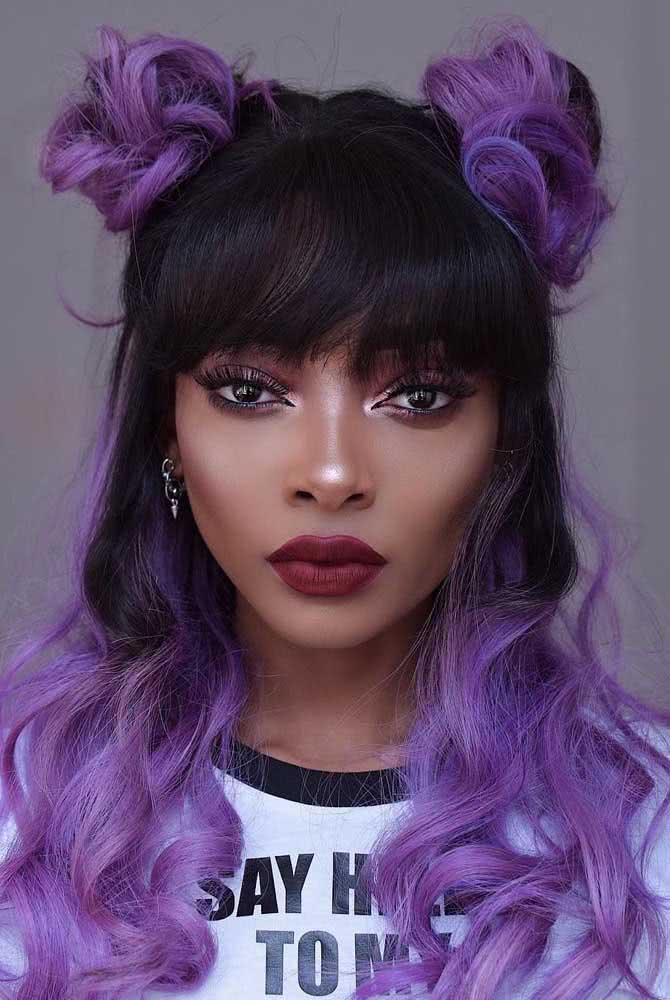 Penteado cheio de estilo para exibir o cabelo roxo cacheado