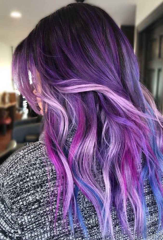 Cabelo roxo e azul finalizado com babyliss