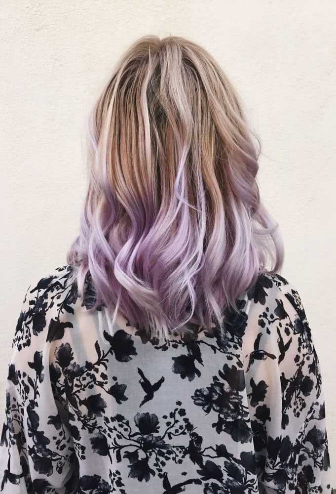 Aqui, o roxo claro colore apenas as pontas do cabelo 