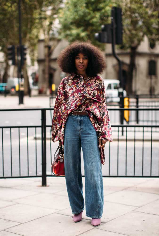 As peças oversized, como esta camisa floral alongada, compõem visuais descontraídos, nada óbvios e cheios de volume e movimento com a calça boyfriend. 