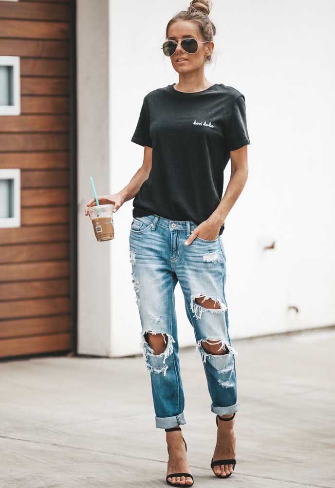 Aliás, essa combinação de camiseta, calça boyfriend e salto alto fica incrível também em looks casuais.