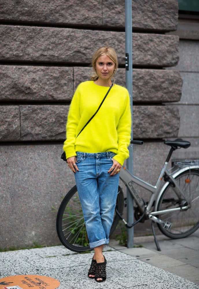 Um look com moletom neon, calça boyfriend e salto alto para provar que dá para montar um look despojado e confortável com muita personalidade!