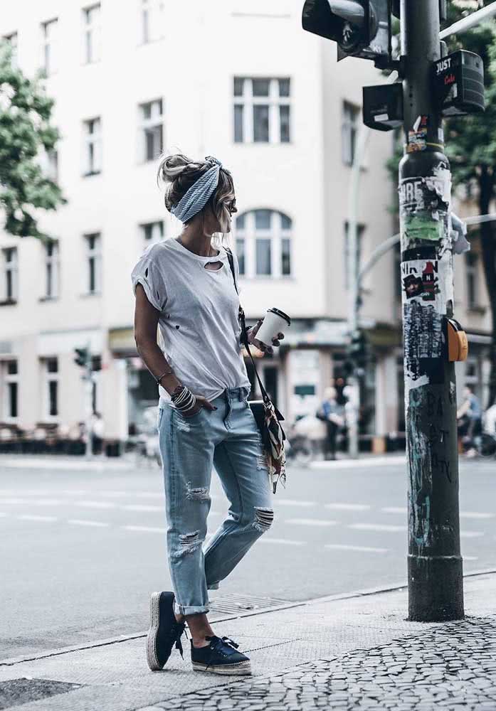 Combine a calça boyfriend destroyed com uma camiseta no mesmo estilo para um visual despojado e estiloso.