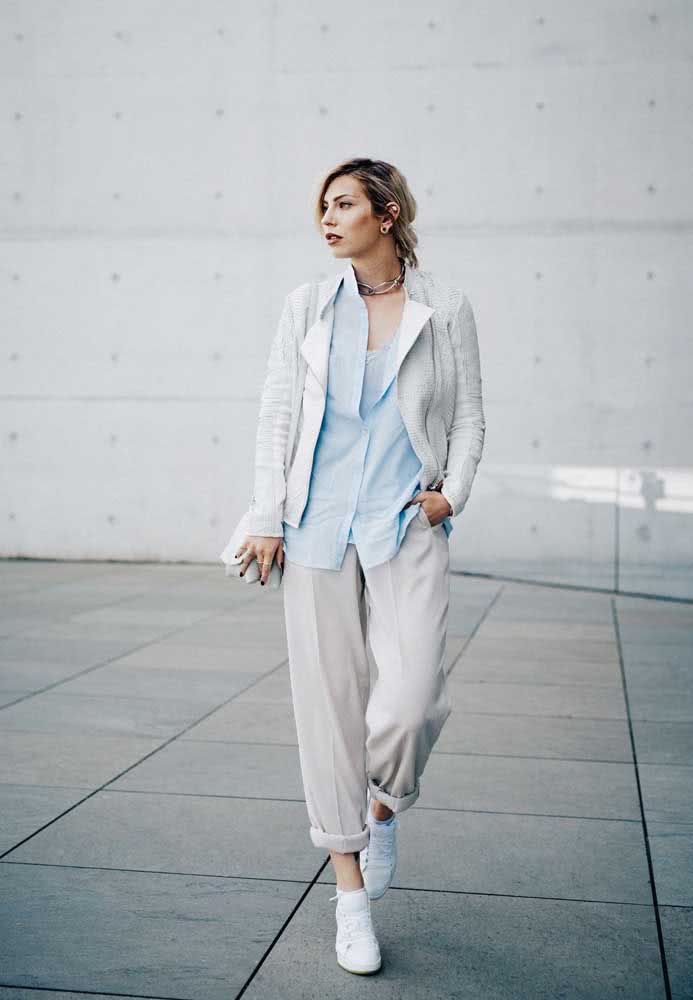 E para looks profissionais descontraídos, aposte em uma combinação com calça boyfriend de alfaiataria clara com camisa azul, blazer e finalize com um tênis.