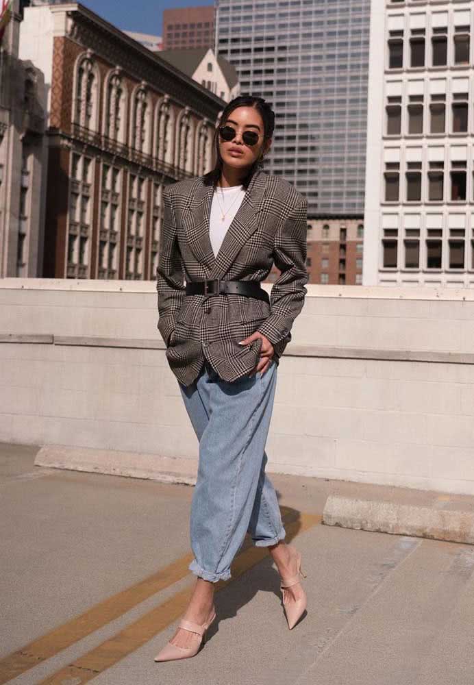 Uma inspiração retrô cheia de estilo direto dos anos 1980 com este look com calça boyfriend, blazer xadrez acinturado e com ombreiras e sapato scarpin nude. 