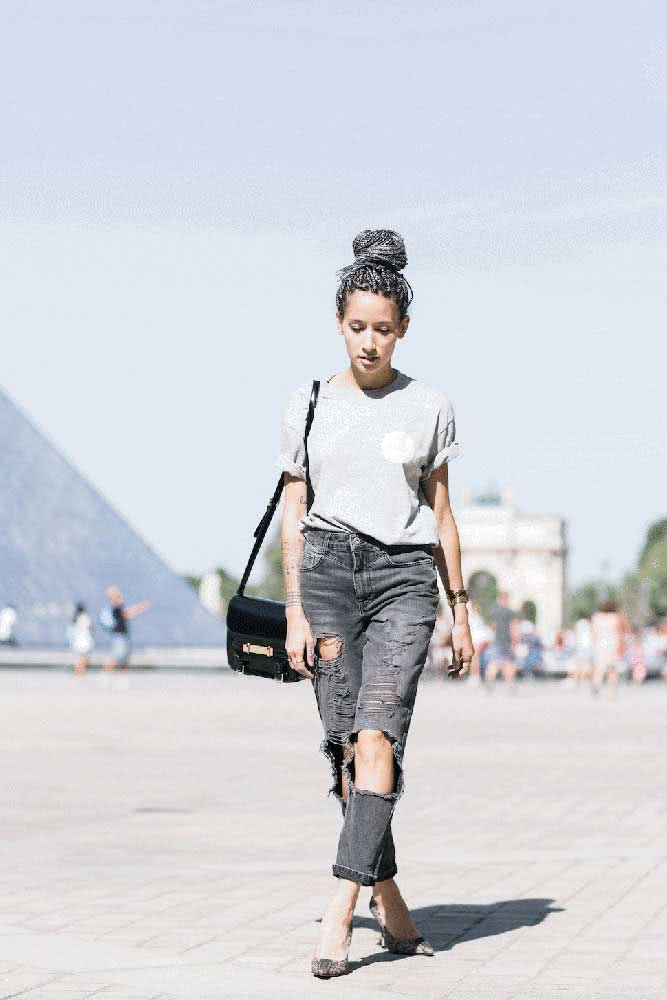 A combinação de calça boyfriend com camiseta e salto alto scarpin é sempre uma escolha certeira. 