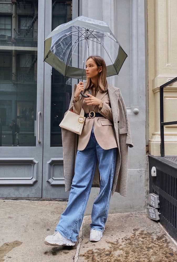 O contrastes também é um aspecto fundamental destes look Hi-lo com calça boyfriend comprida, dad sneakers, blazer e casaco de alfaiataria xadrez.