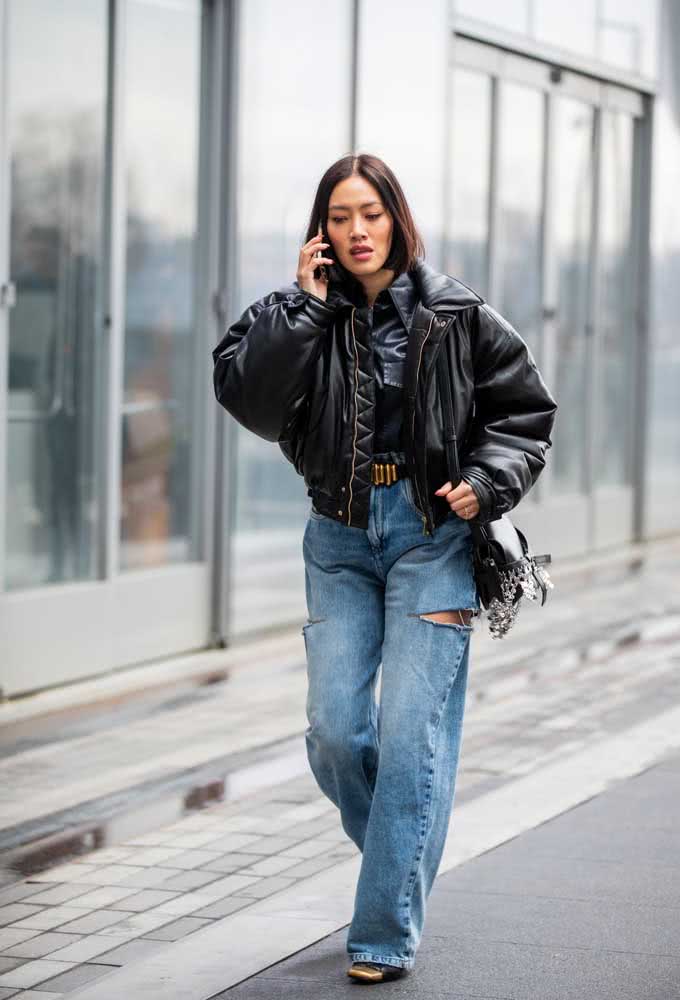 A jaqueta de couro oversized sempre faz uma combinação certeira com a calça boyfriend, inclusive para looks de trabalho. 