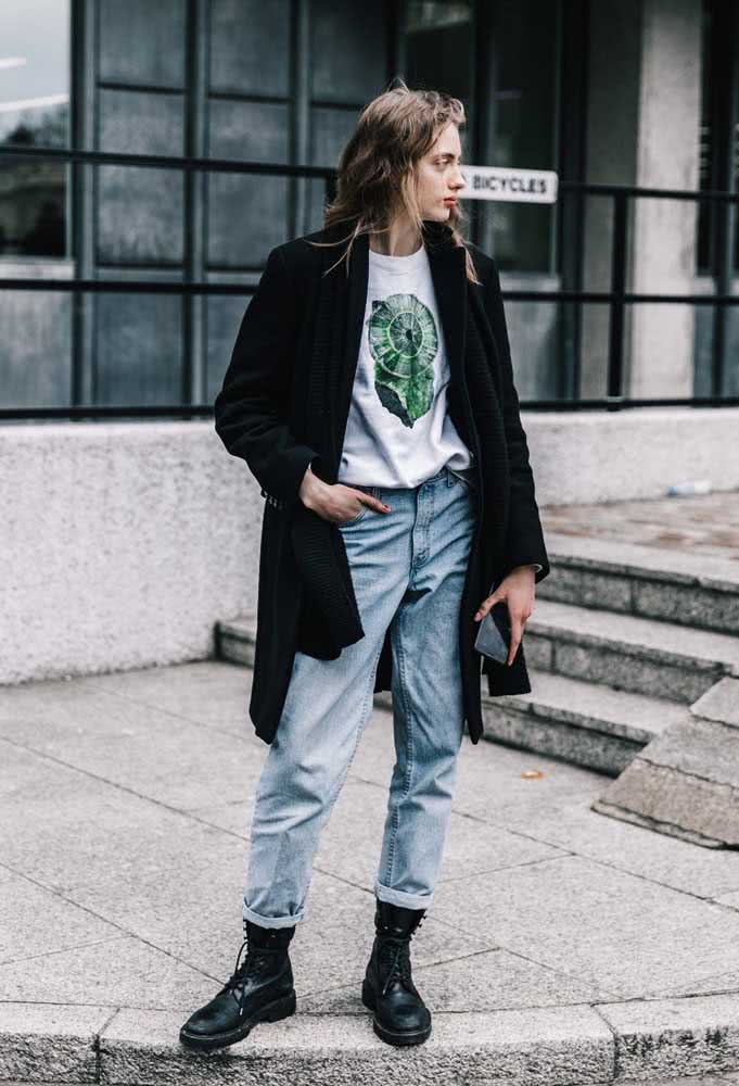 Mas para quem busca um visual despretensioso, numa renovação do estilo grunge dos anos 1990, a calça boyfriend sempre vai bem com camiseta e coturno. 