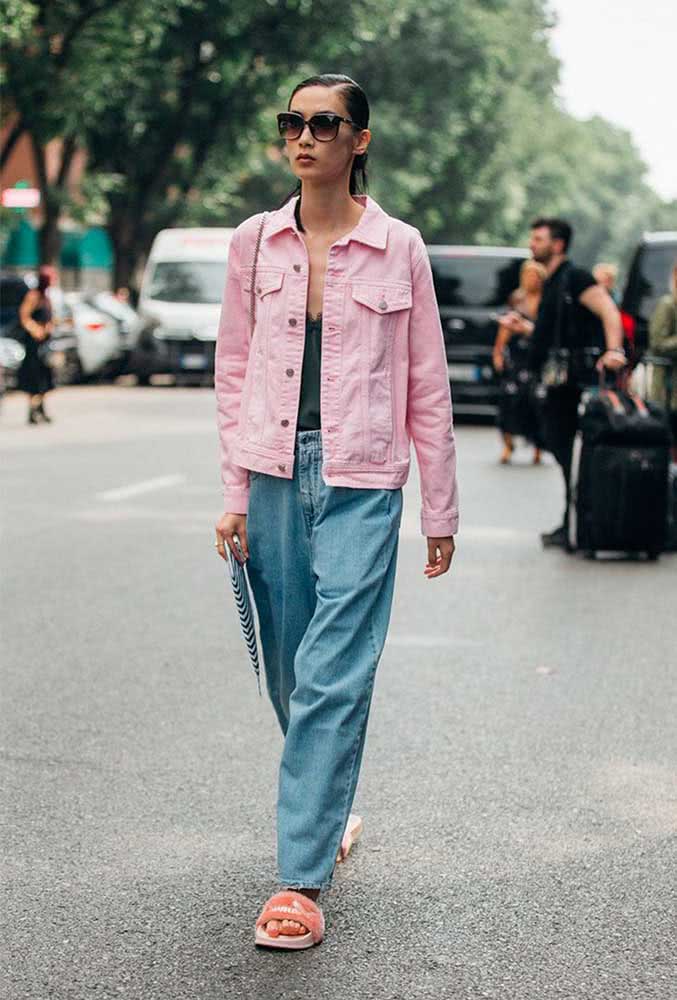 O chinelo slide e a jaqueta jeans são outras peças que voltaram com tudo às tendências e fazem um look casual confortável e cheio de estilo com a calça boyfriend.