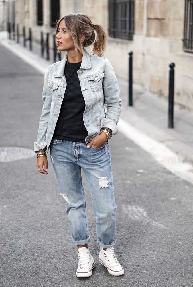 Combine sua calça boyfriend com uma jaqueta também em jeans para um look casual super confortável para qualquer clima. 