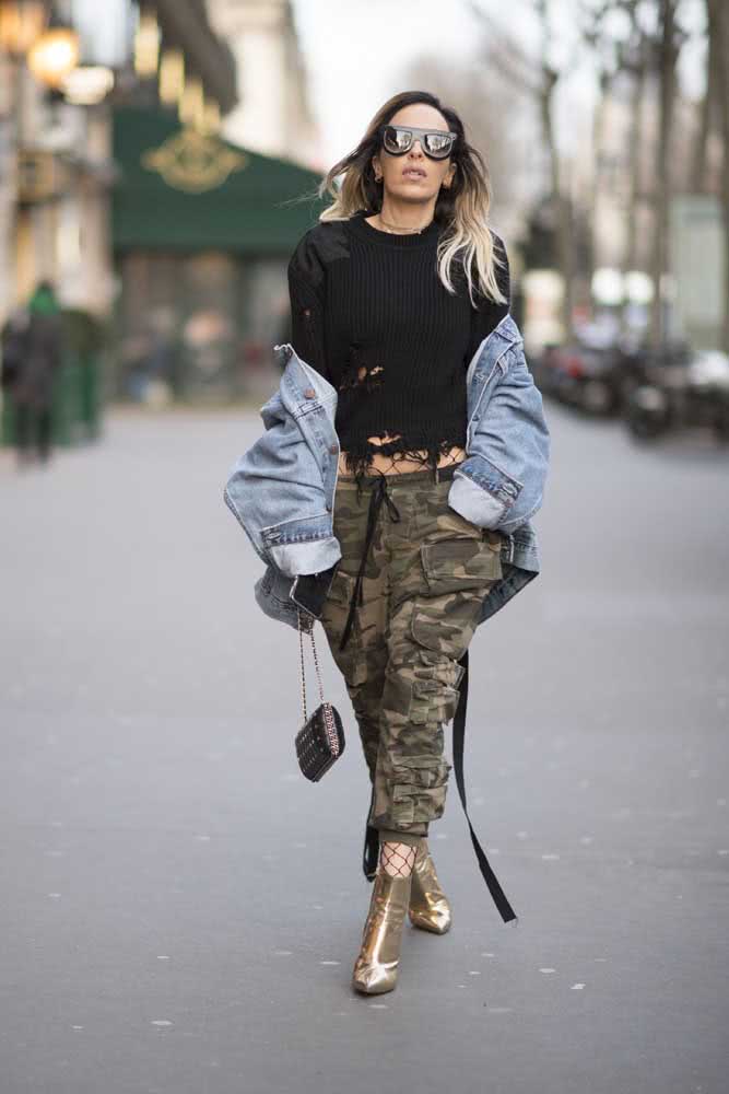 E para um visual cheio de atitude, a calça camuflada feminina vai muito bem com uma blusa desfiada e a jaqueta jeans larga