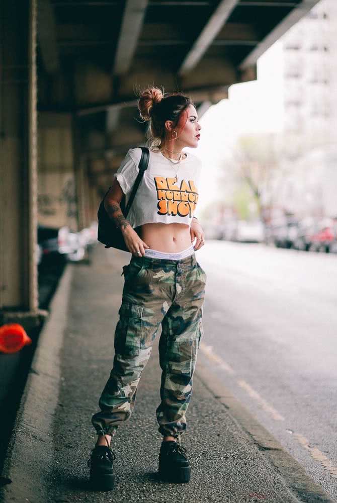 Calça camuflada de cintura baixa e um cropped soltinho formam esse look cheio de personalidade