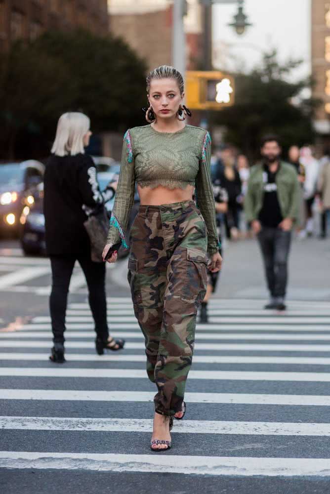 Combinação perfeita de calça camuflada com blusa verde militar 