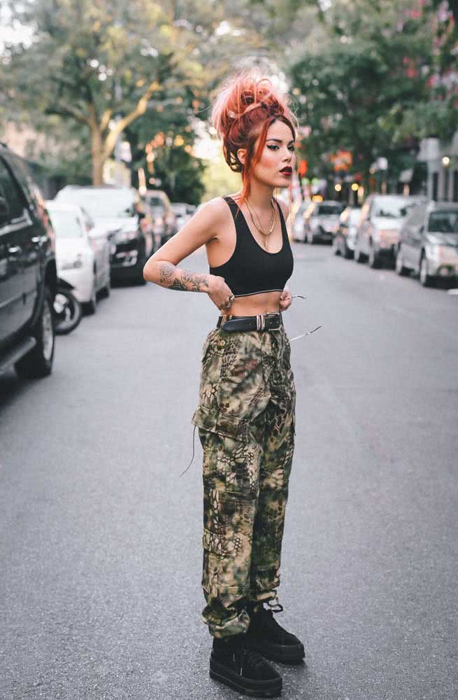 Para compor um look despojado com calça camuflada feminina larga, um top é uma ótima pedida