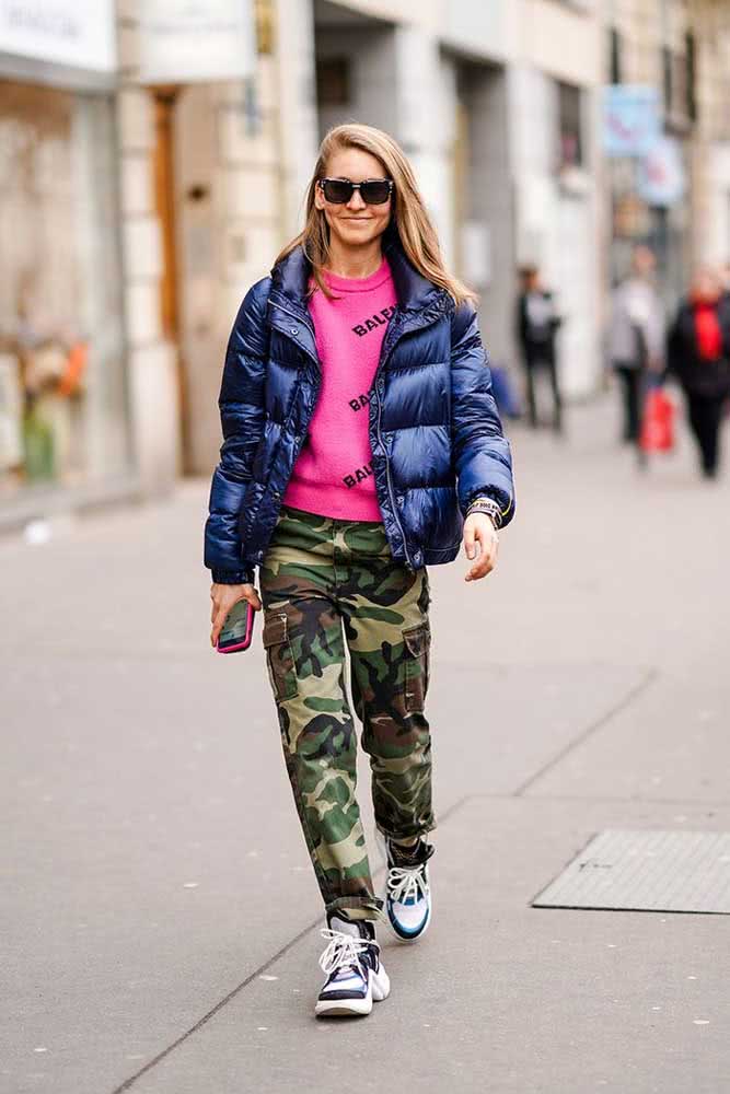 Conforto é a palavra-chave para esse look com calça camuflada feminina