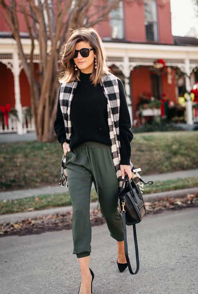 Calça jogger de moletom com salto alto: muito estilo num look só!