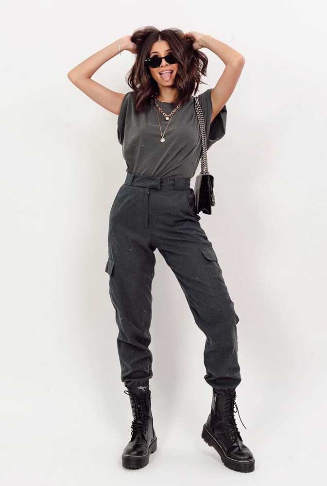 Calça jogger feminina estilo militar com coturno 