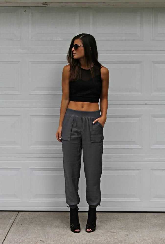 A calça jogger feminina se transforma quando combinada a peças mais refinadas