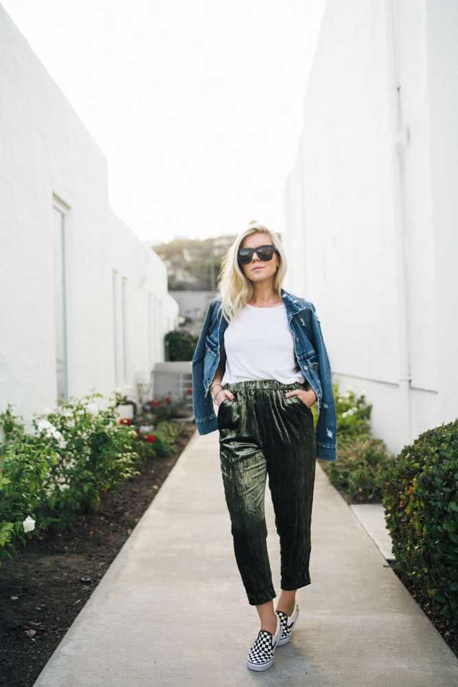 Calça jogger feminina de veludo com tênis, regata e jaqueta jeans