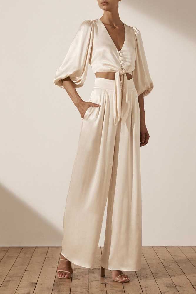 Um conjunto de blusa e calça pantalona branca perolada para um visual elegante e cheio de leveza.