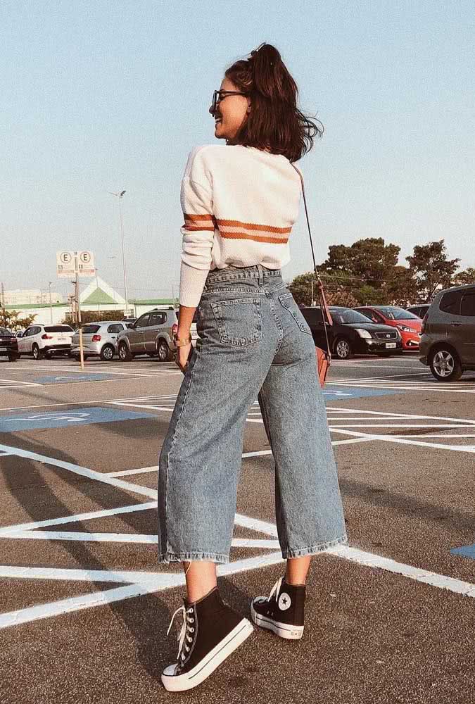 Já para um look jovial e divertido, tênis all star e blusa de manga longa com calça pantalona jeans. 