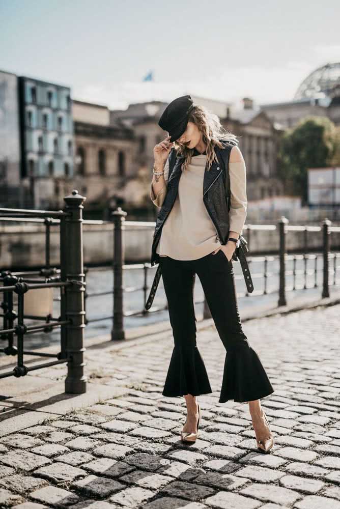 E para um visual cheio de atitude, calça pantalona curta vai muito bem com blusa larga, colete de couro e boina. 