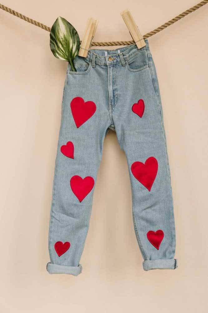 Customização de calça jeans com retalhos de coração
