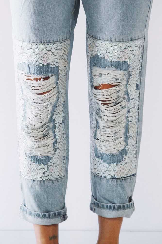 Calça jeans destroyed com paetês 