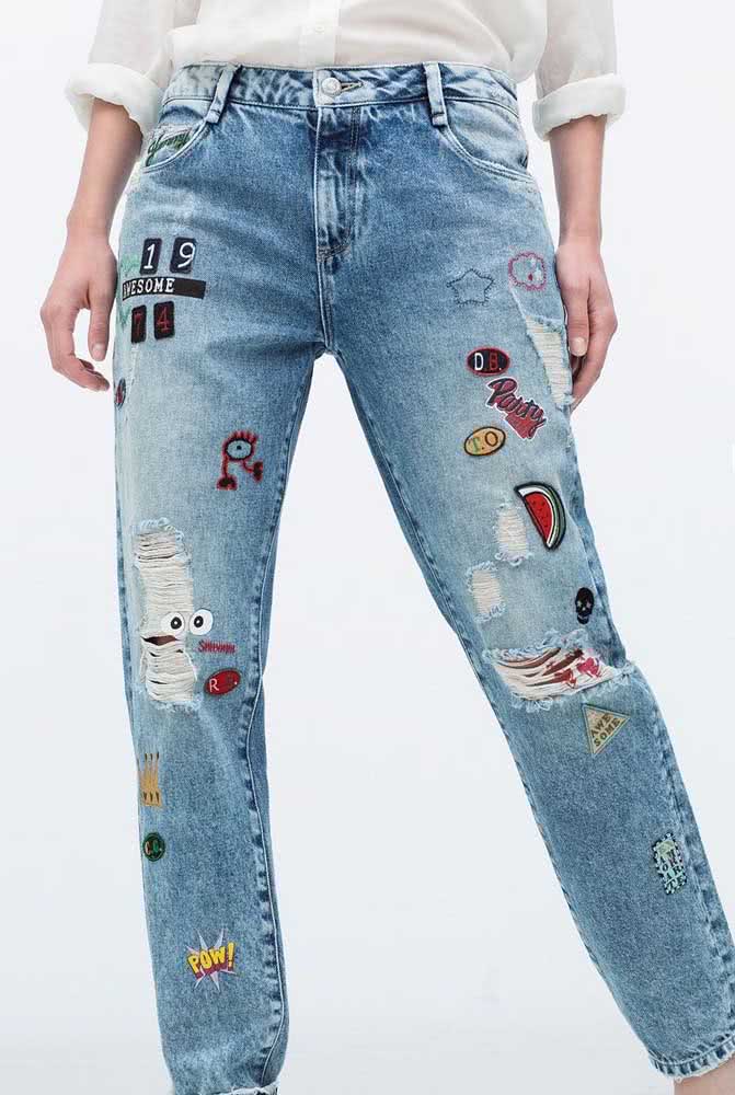 Apliques de bordados para dar um toque divertido a calça jeans