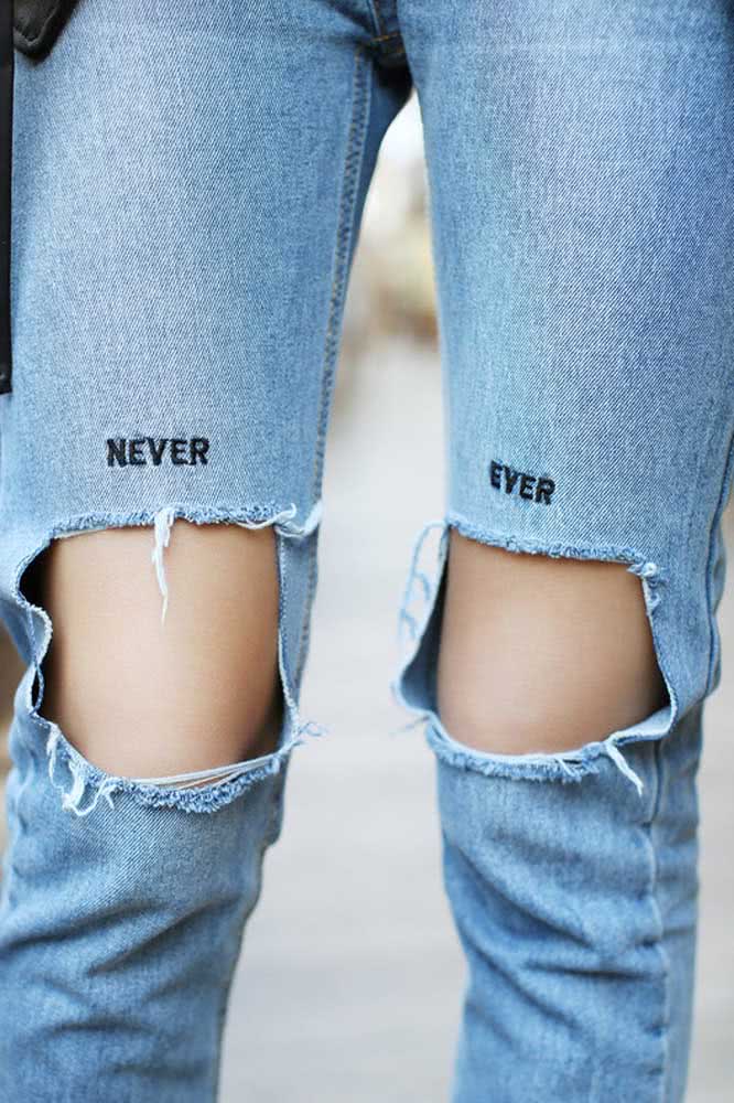 Palavras bordadas também estão em alta na customização de calça jeans