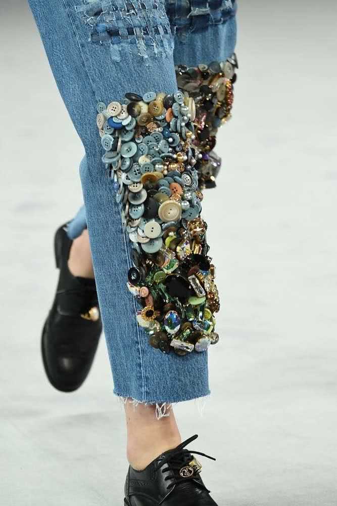 Calça jeans customizada com botões