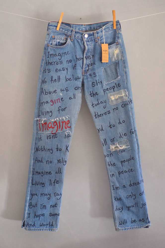 A letra da sua música favorita pode estampar a calça jeans