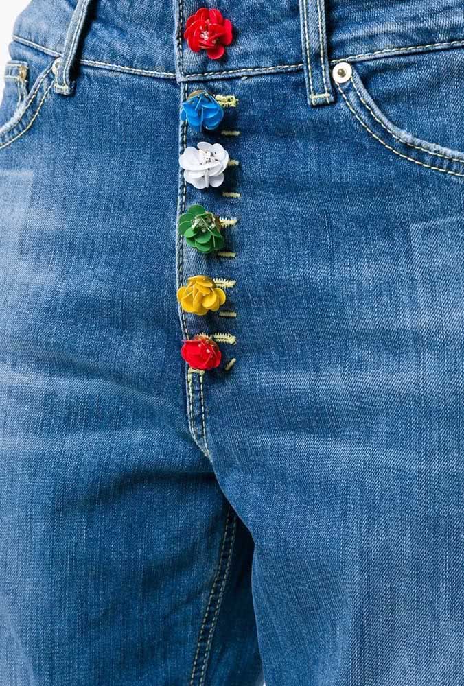 Customização de calça jeans discreta e delicada