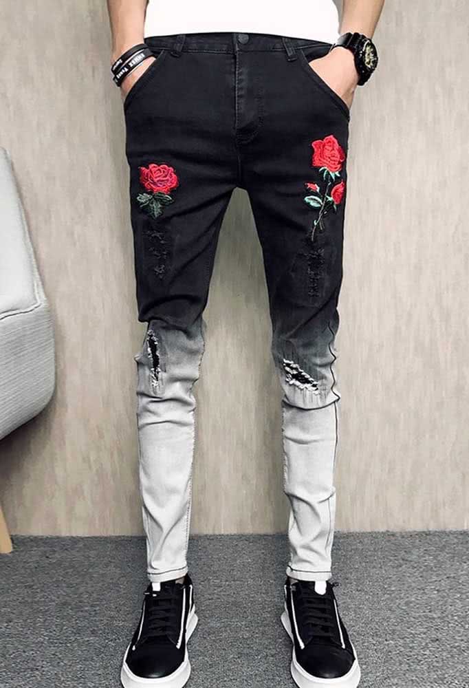 Customização de calça jeans masculina desbotada e com aplique de flor