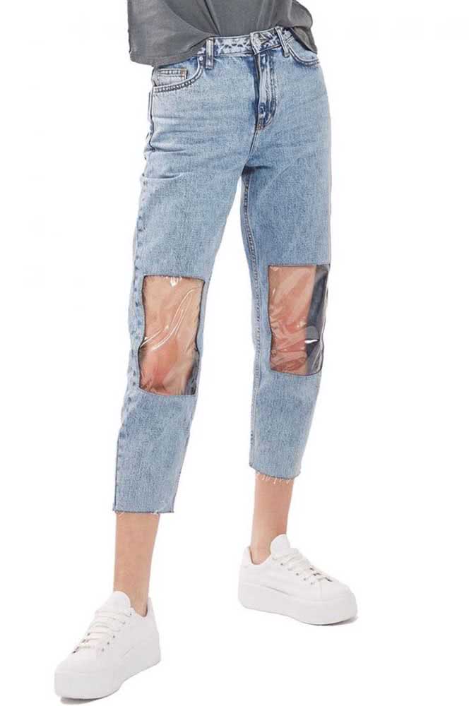 O que acha de uma calça jeans plastificada?
